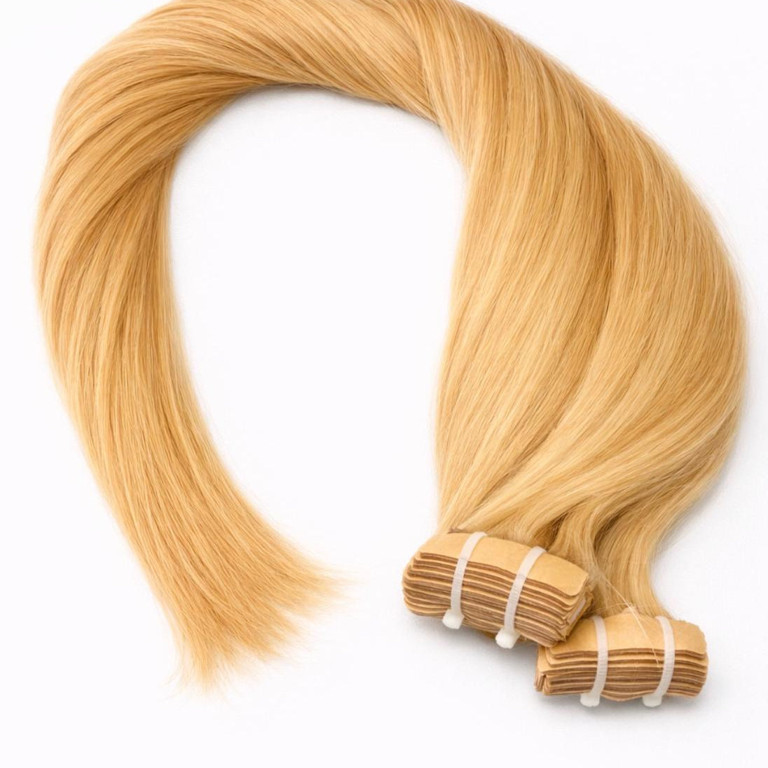 Premium Echthaar Tape-Ins von ROVIA Hair für eine professionelle Haarverlängerung in einem hellen Goldblond.