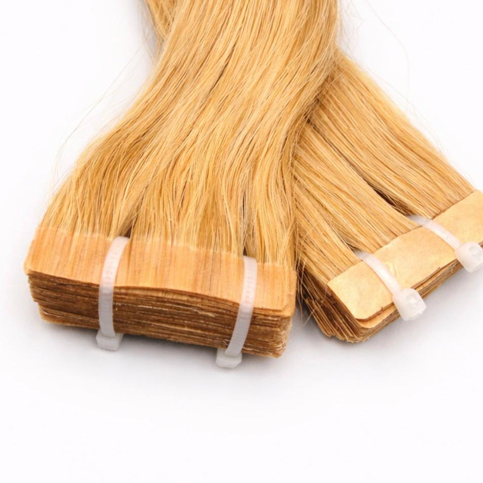 Hochwertige Tape-In Extensions der Premium Line von ROVIA Hair in einem strahlenden Blondton.