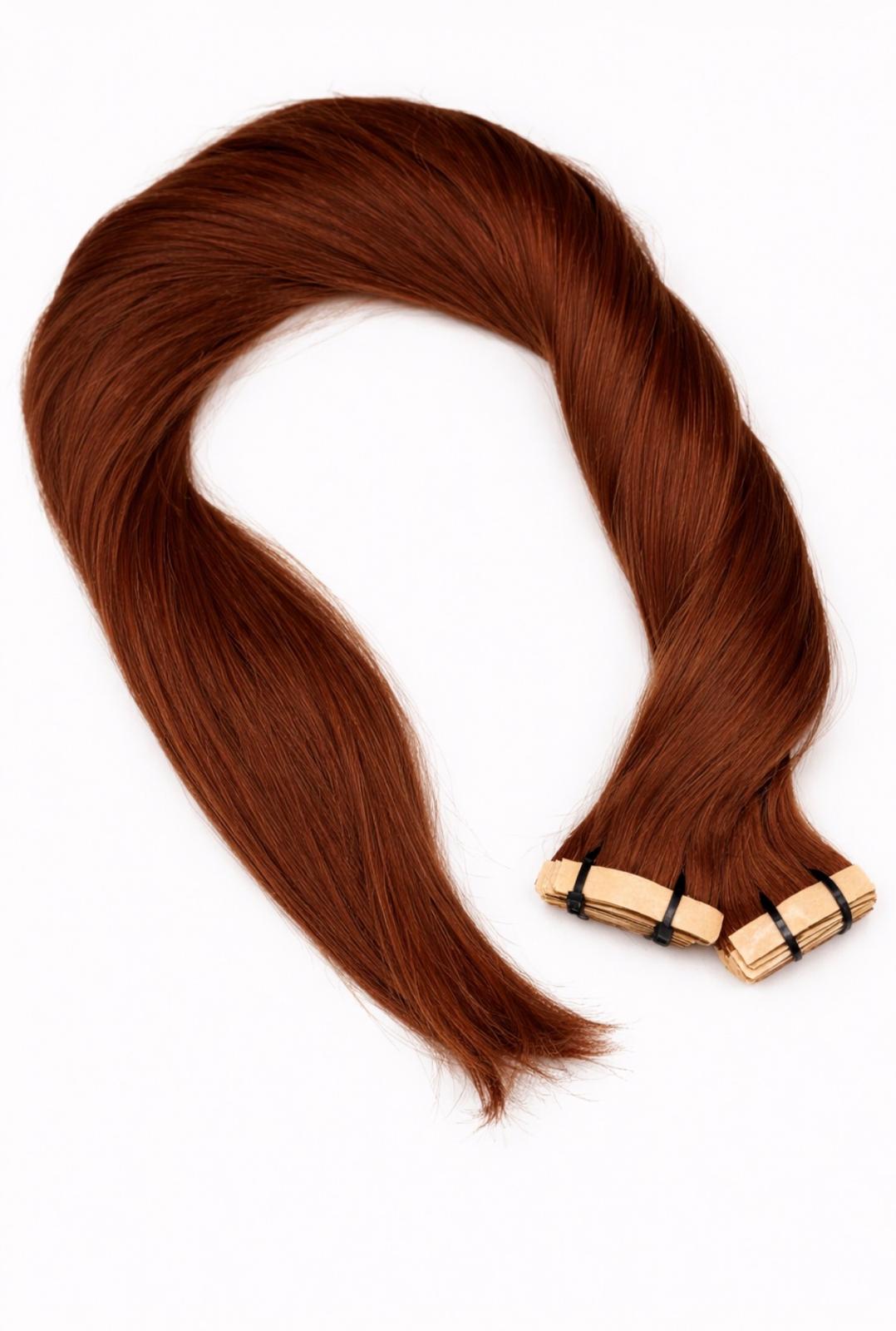 Premium Echthaar Tape-Ins von ROVIA Hair für eine professionelle Haarverlängerung in einem rötlichen Braunton.