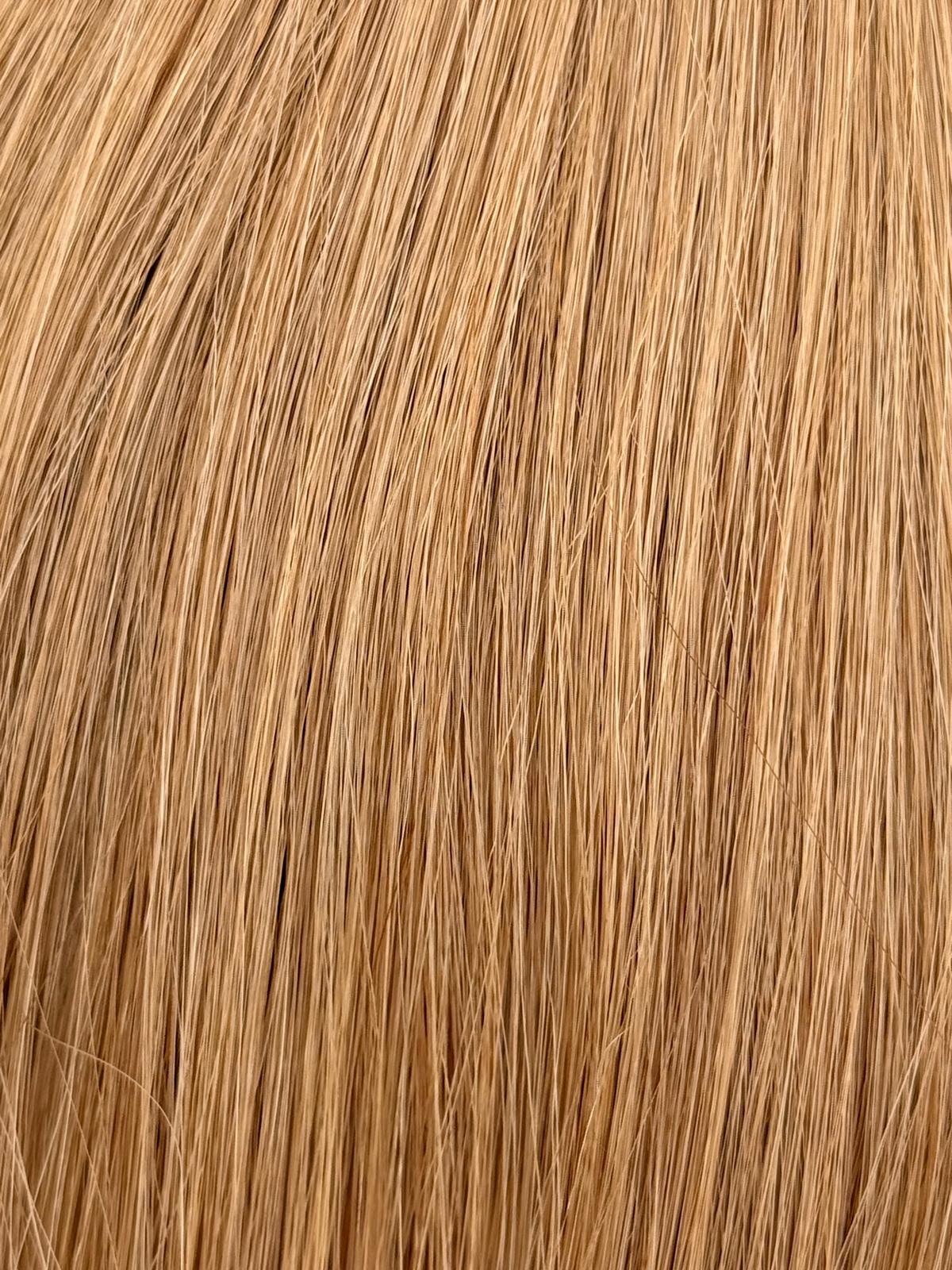 Nahaufnahme der Echthaar-Struktur von Bonding Extensions in Asch-Blond