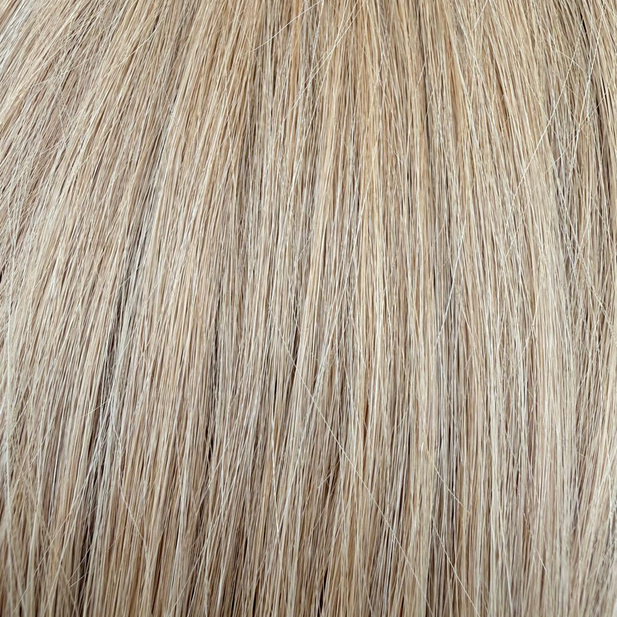 Nahaufnahme der Echthaar-Struktur von Bonding Extensions in Beigeblond