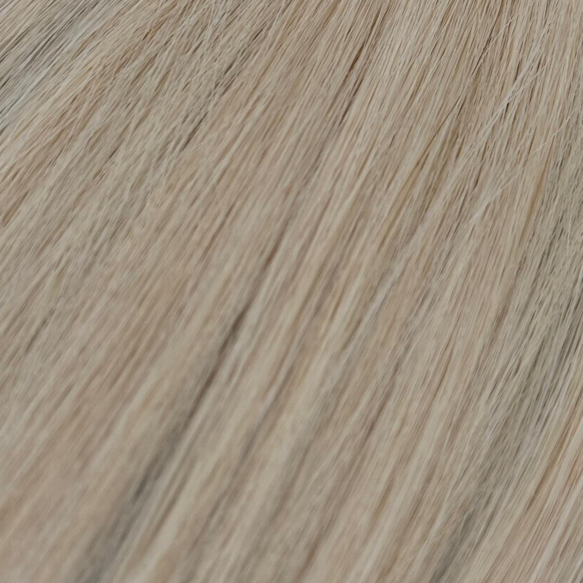 Nahaufnahme der Echthaar-Struktur von Bonding Extensions in Hellblond-Natur
