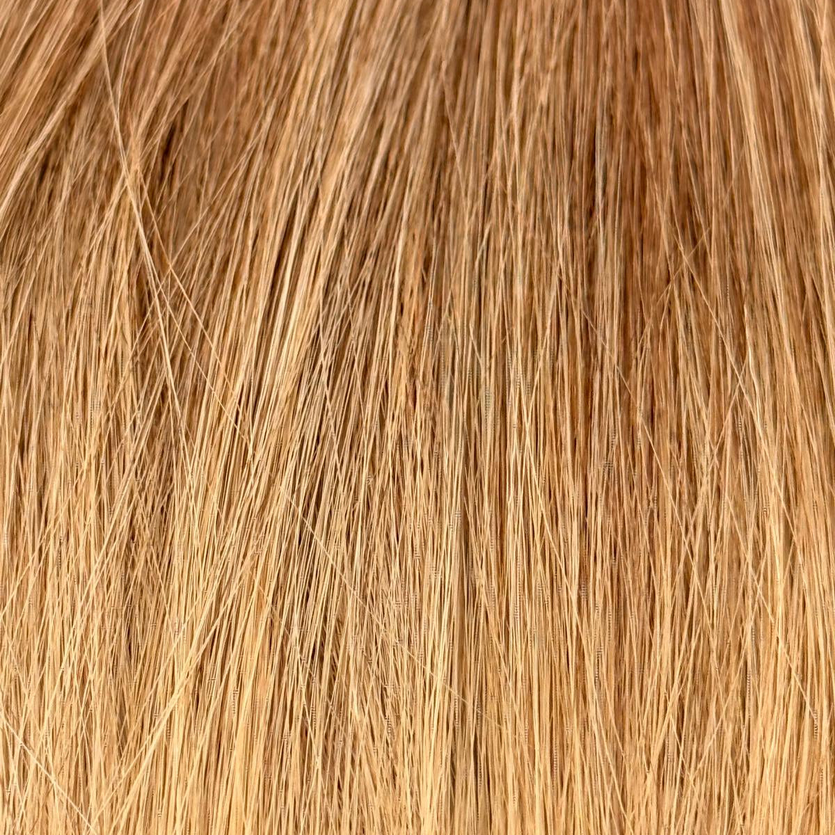 Nahaufnahme der Echthaar-Struktur von Bondings in Dunkelblond-Light und Hellblond-Asch