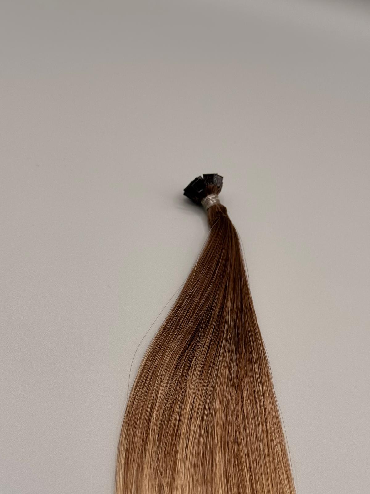 Keratin-Bonding Strähne in Dunkelblond-Light und Hellblond-Asch für präzise Haarverlängerung