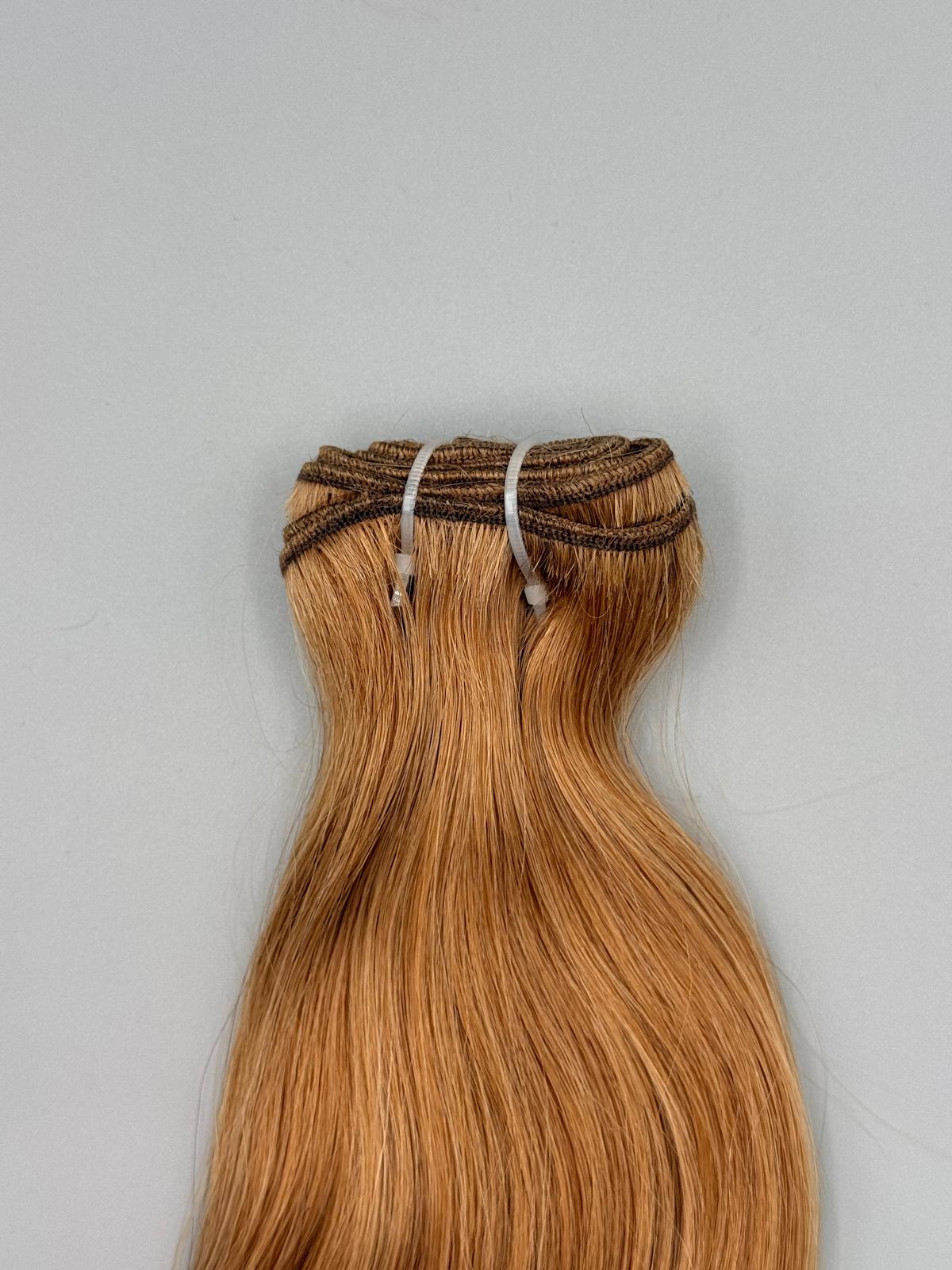 Nahaufnahme der Tressennaht einer Machine Weft in Beigeblond-Gold von ROVIA Hair