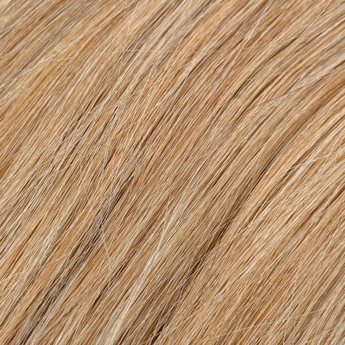 Nahaufnahme der Echthaar-Struktur von Machine Weft Tressen in Beigeblond-Gold