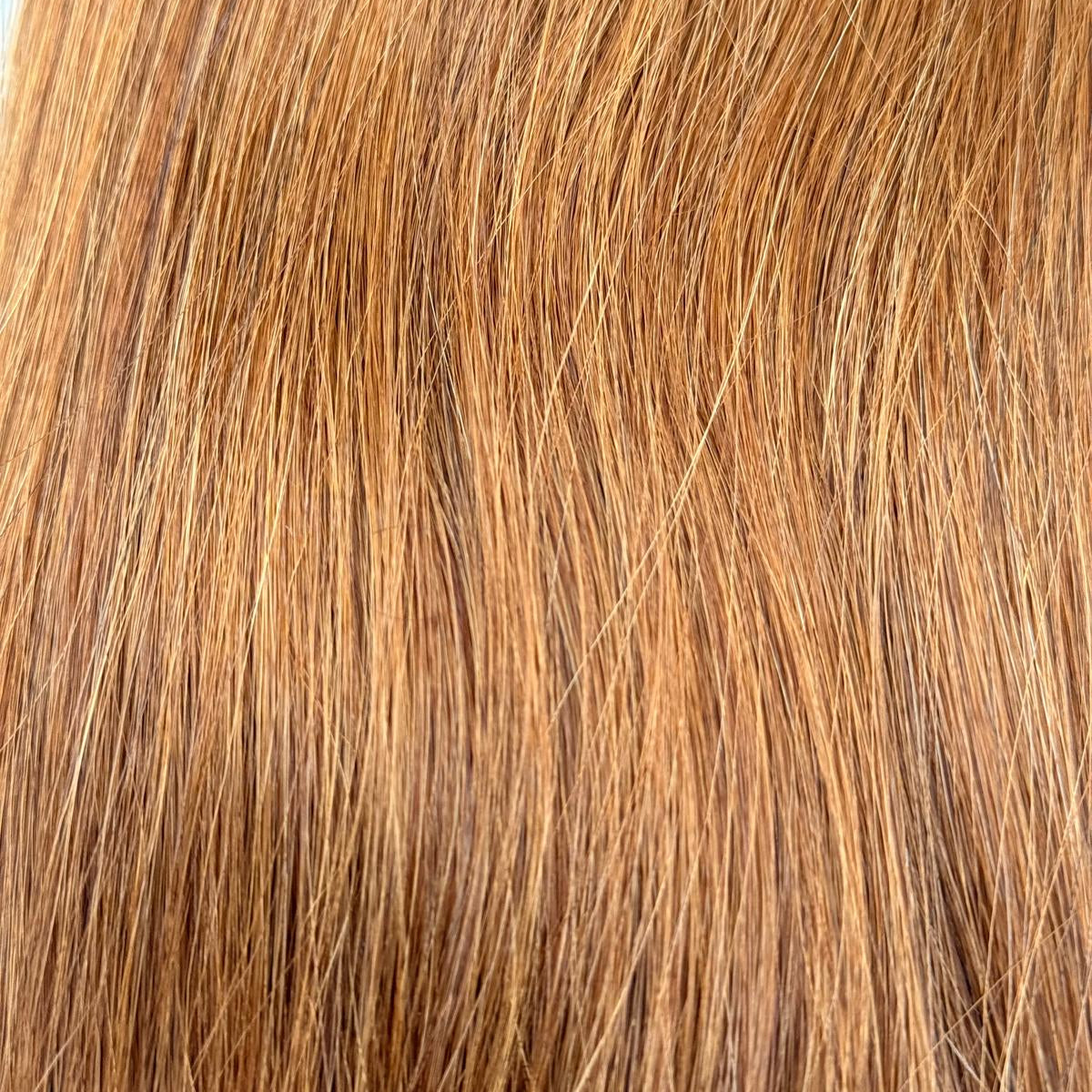 Nahaufnahme der Echthaar-Struktur von Machine Weft Tressen in Dunkel-Light-Blond