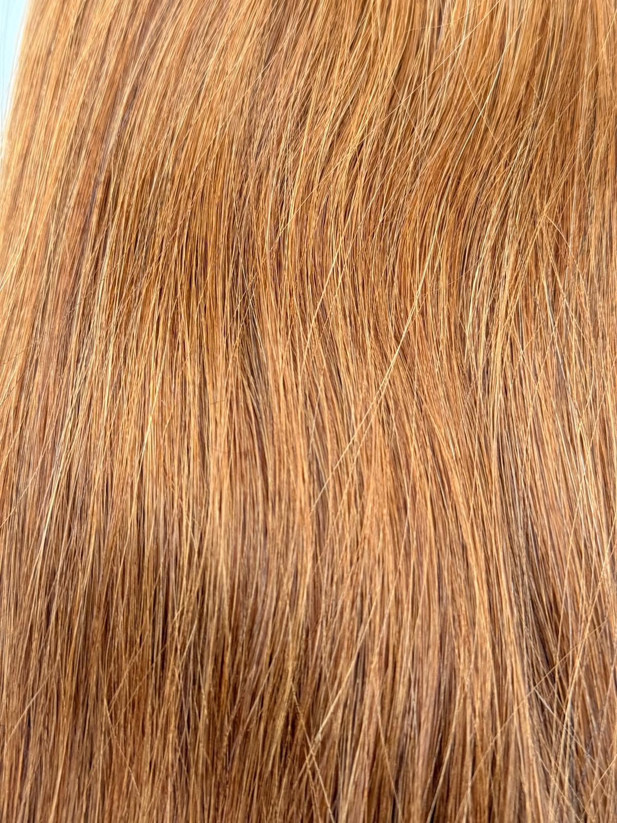 Nahaufnahme der Echthaar-Struktur von Machine Weft Tressen in Dunkel-Light-Blond