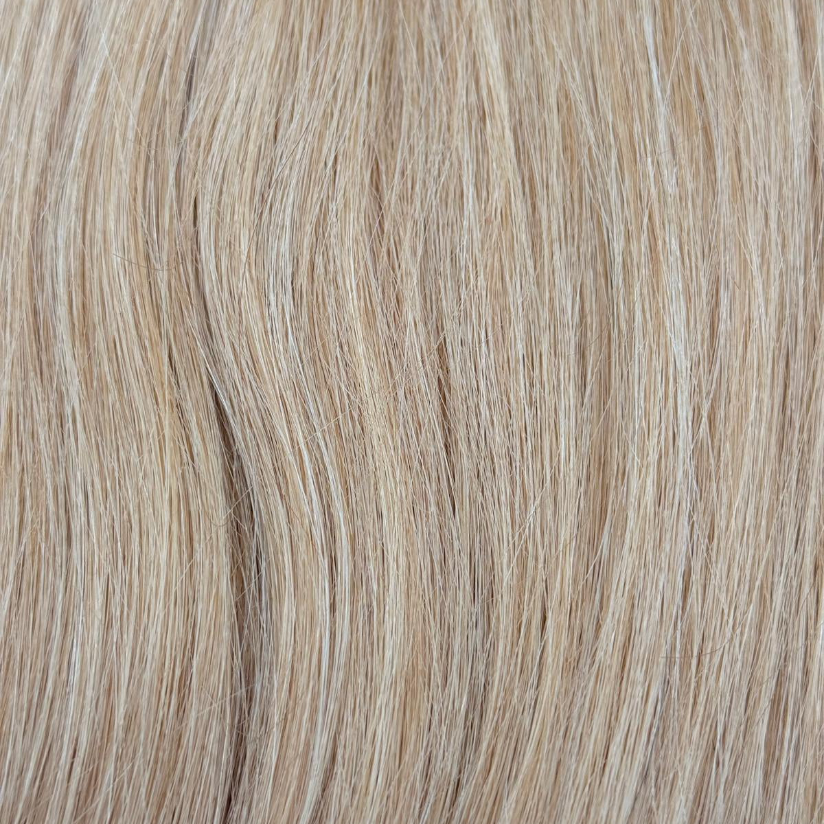 Nahaufnahme der Echthaar-Struktur von Machine Weft Tressen in Goldblond