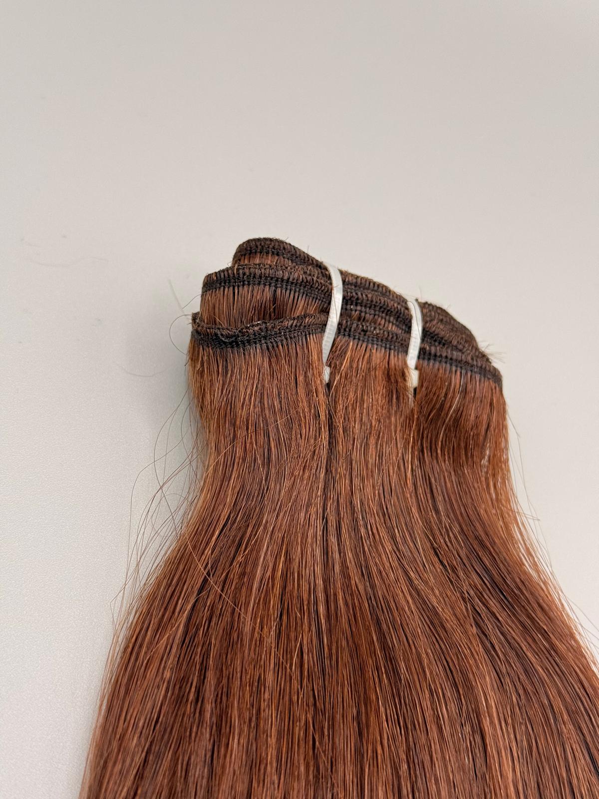 Nahaufnahme der Tressennaht einer Machine Weft in Mittelbraun von ROVIA Hair