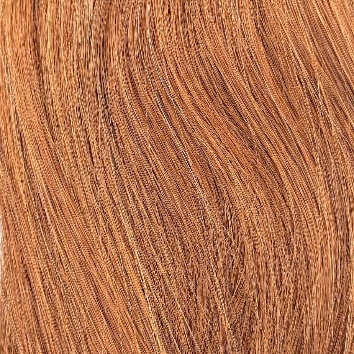 Nahaufnahme der Echthaar-Struktur von Tape In Extensions in Dunkel-Light-Blond