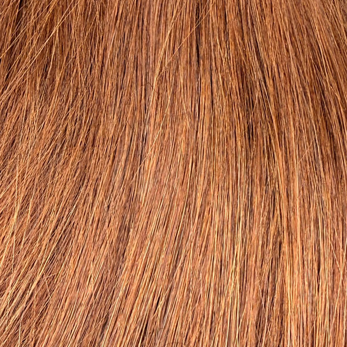 Nahaufnahme der Echthaar-Struktur von Tape In Extensions in Dunkelblond, ROVIA Hair Basel