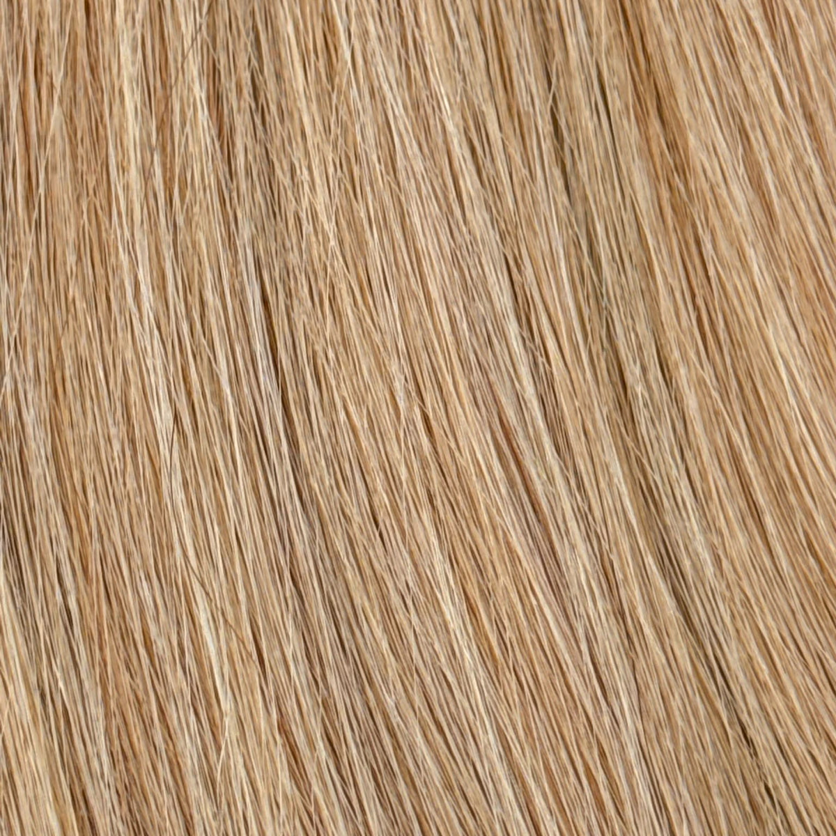 Nahaufnahme der Echthaar-Struktur von Tape In Extensions in Gold-Sand-Blond