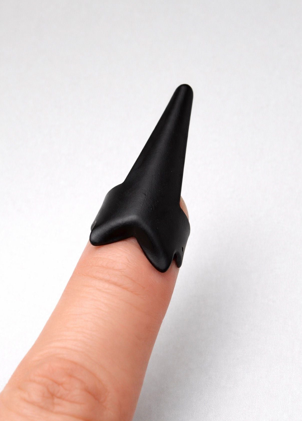 Silikon-Fingerhut am Zeigefinger getragen für Schutz und Grip beim Extensions-Weaving – Rovia Hair