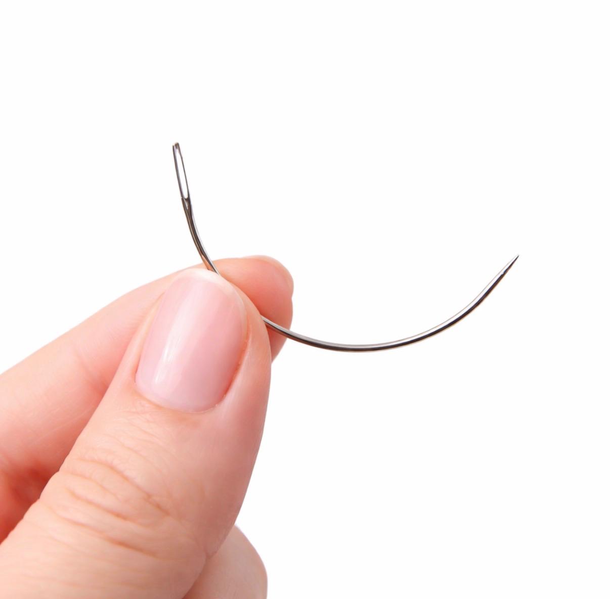 Ergonomische C-Form Nadel für präzises und sauberes Weaving von Extensions – Rovia Hair