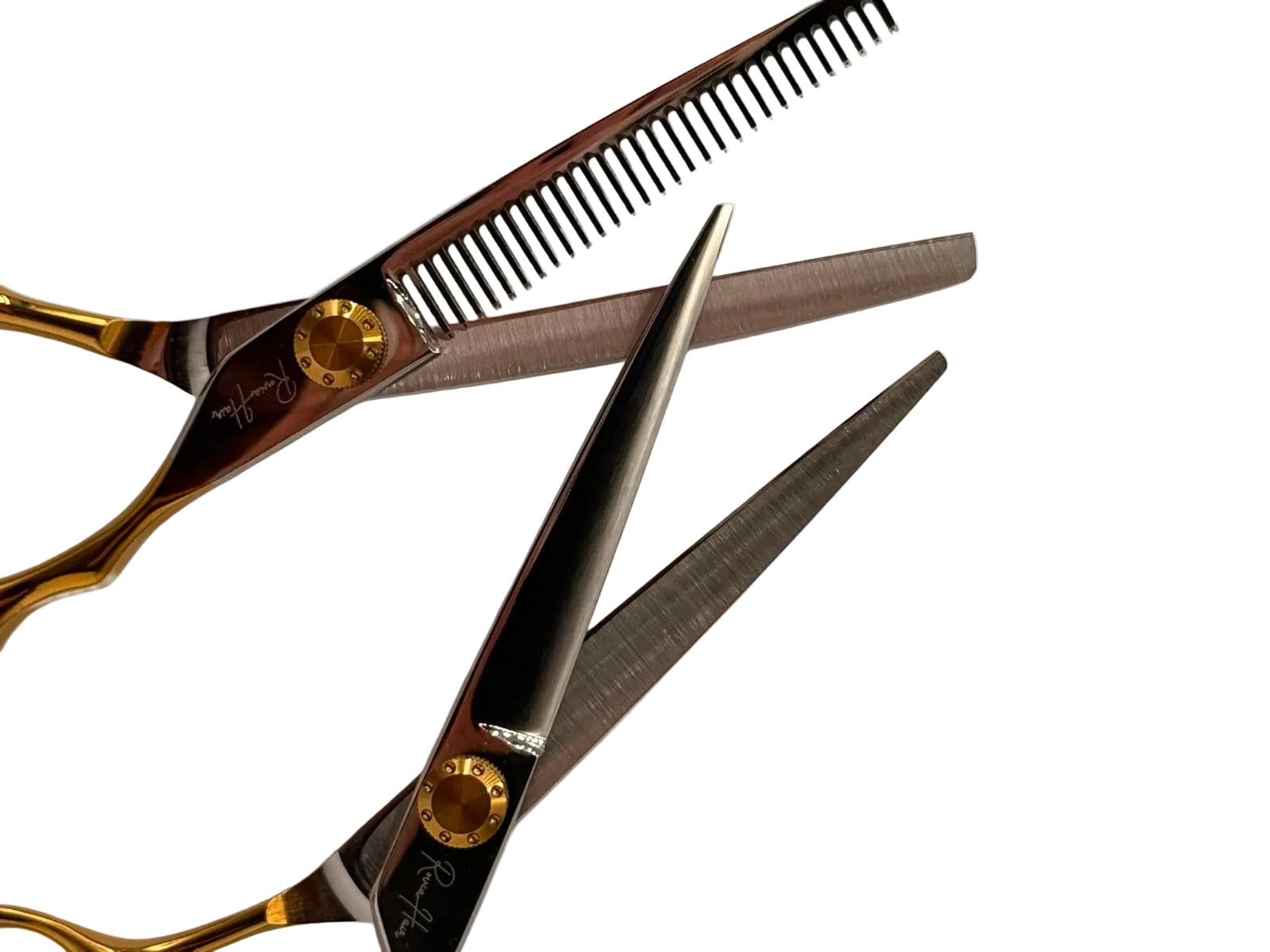 Nahaufnahme der scharfen Edelstahl-Klingen der Friseurschere für saubere Schnitte – Rovia Hair