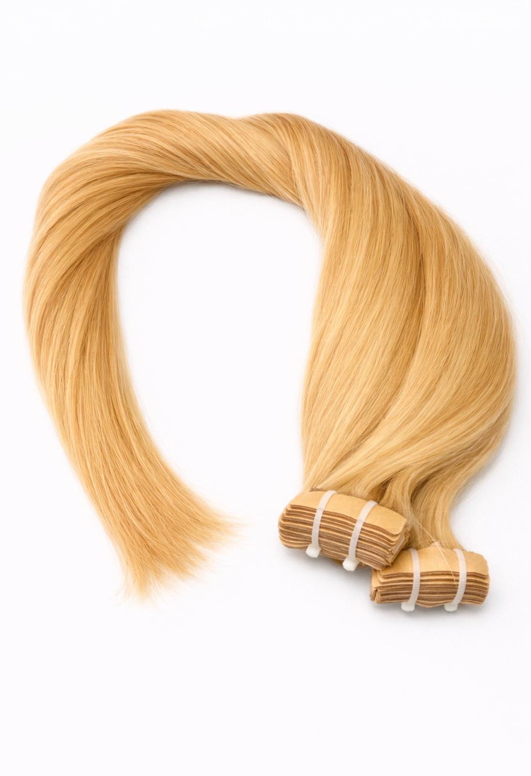 Premium Echthaar Tape-Ins von ROVIA Hair für eine professionelle Haarverlängerung in einem hellen Goldblond.