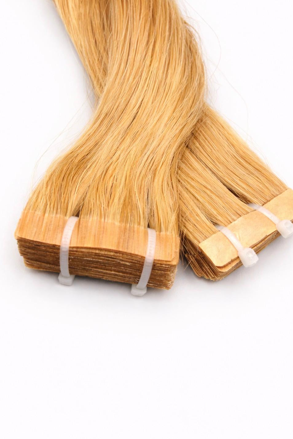 Hochwertige Tape-In Extensions der Premium Line von ROVIA Hair in einem strahlenden Blondton.