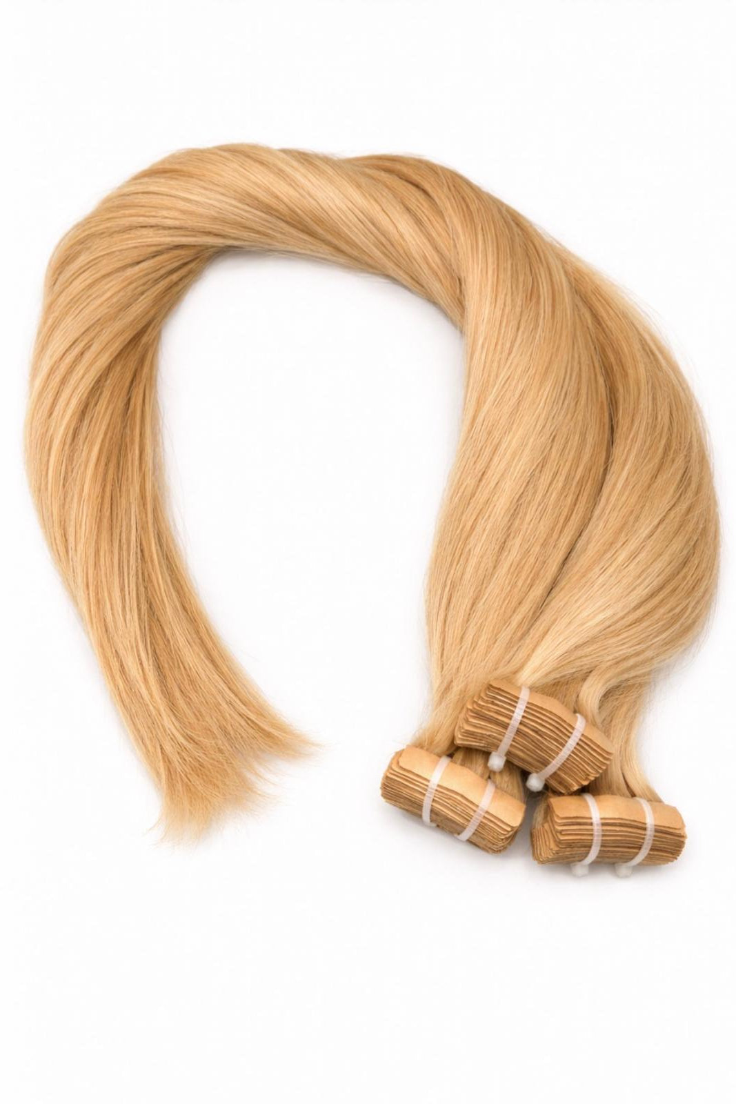 Premium Echthaar Tape-Ins von ROVIA Hair für eine professionelle Haarverlängerung in Blond.