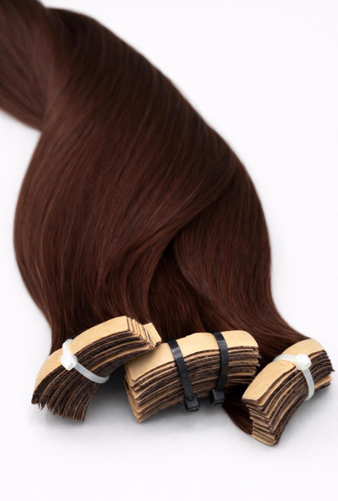 Hochwertige Tape-In Extensions der Premium Line von ROVIA Hair in einem edlen Dunkelbraun.