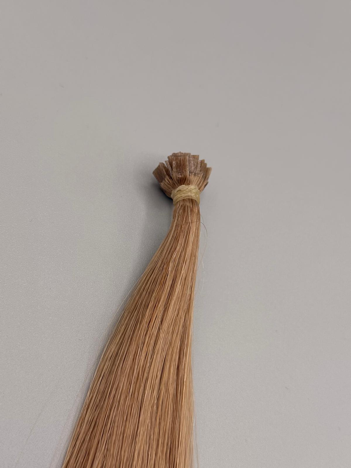 Keratin-Bonding Strähne in Asch-Blond für präzise Haarverlängerung von ROVIA Hair