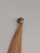 Keratin-Bonding Strähne in Asch-Blond für präzise Haarverlängerung von ROVIA Hair