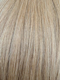 Nahaufnahme der Echthaar-Struktur von Bonding Extensions in Beigeblond