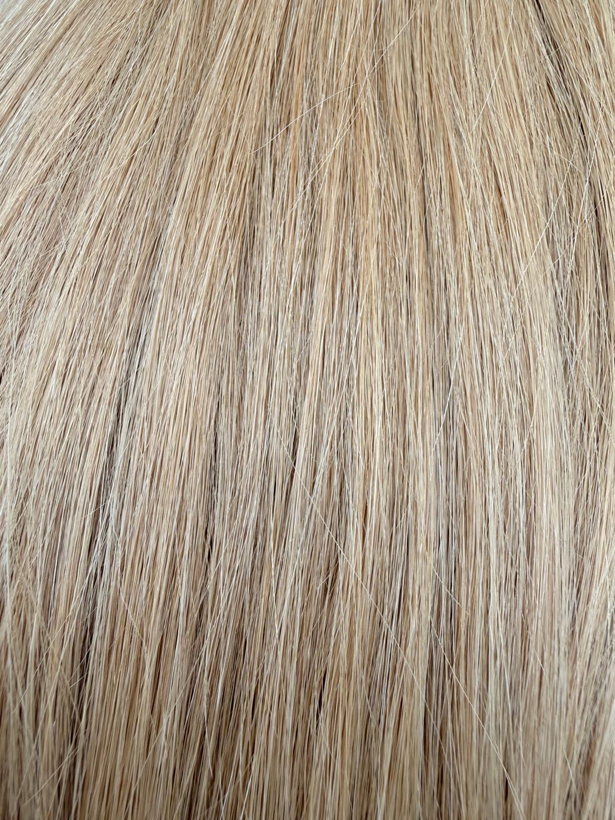 Nahaufnahme der Echthaar-Struktur von Bonding Extensions in Beigeblond