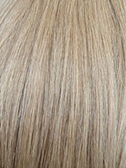 Nahaufnahme der Echthaar-Struktur von Bonding Extensions in Beigeblond