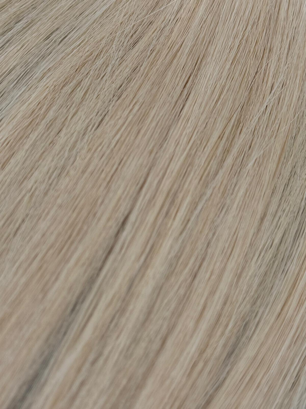 Nahaufnahme der Echthaar-Struktur von Bonding Extensions in Hellblond-Natur
