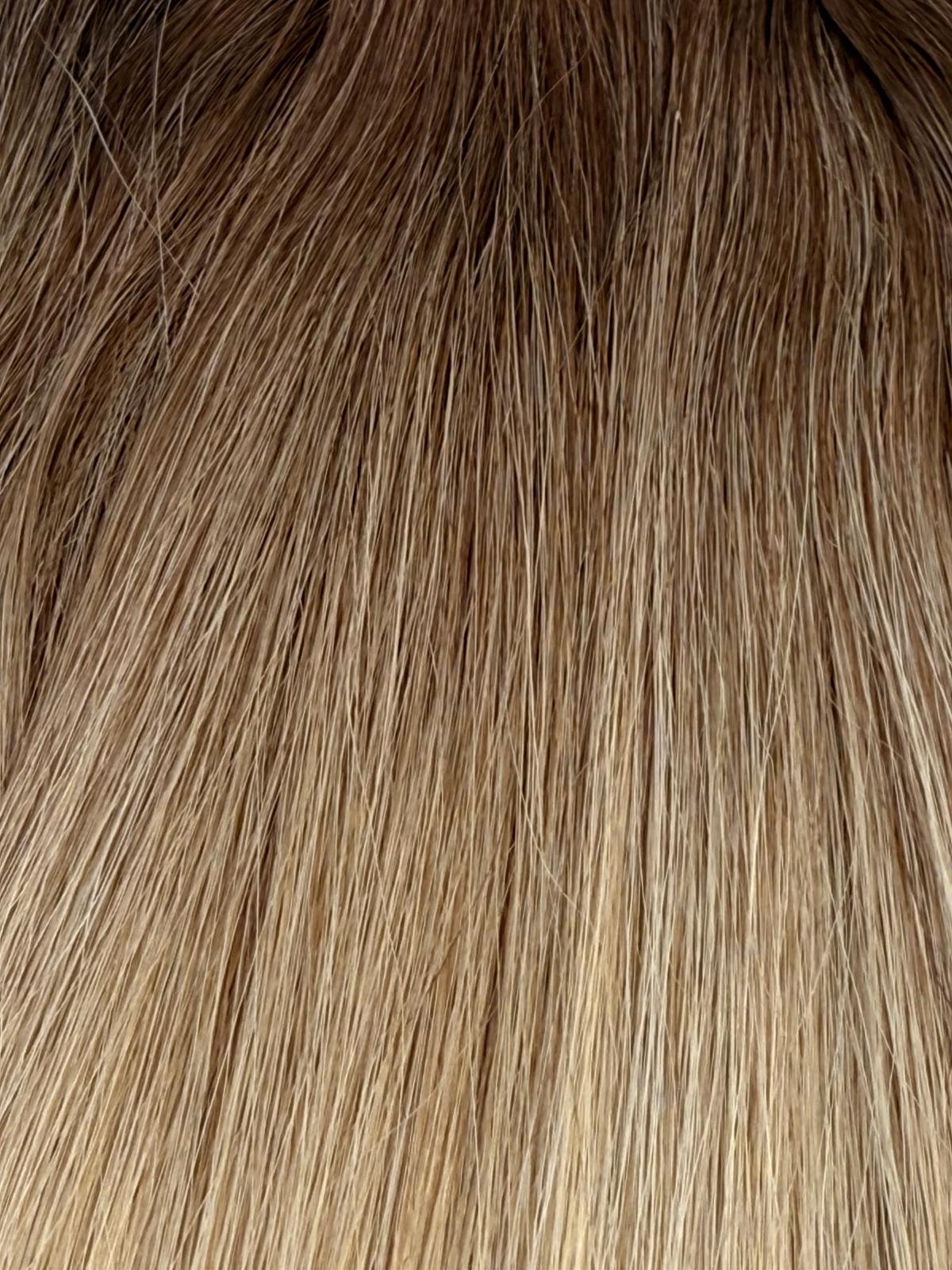 Nahaufnahme der Echthaar-Struktur von Bondings in Dunkelblond-Light und Hellblond-Natur