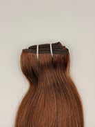 Nahaufnahme der Tressennaht einer Machine Weft in Dunkelblond von ROVIA Hair