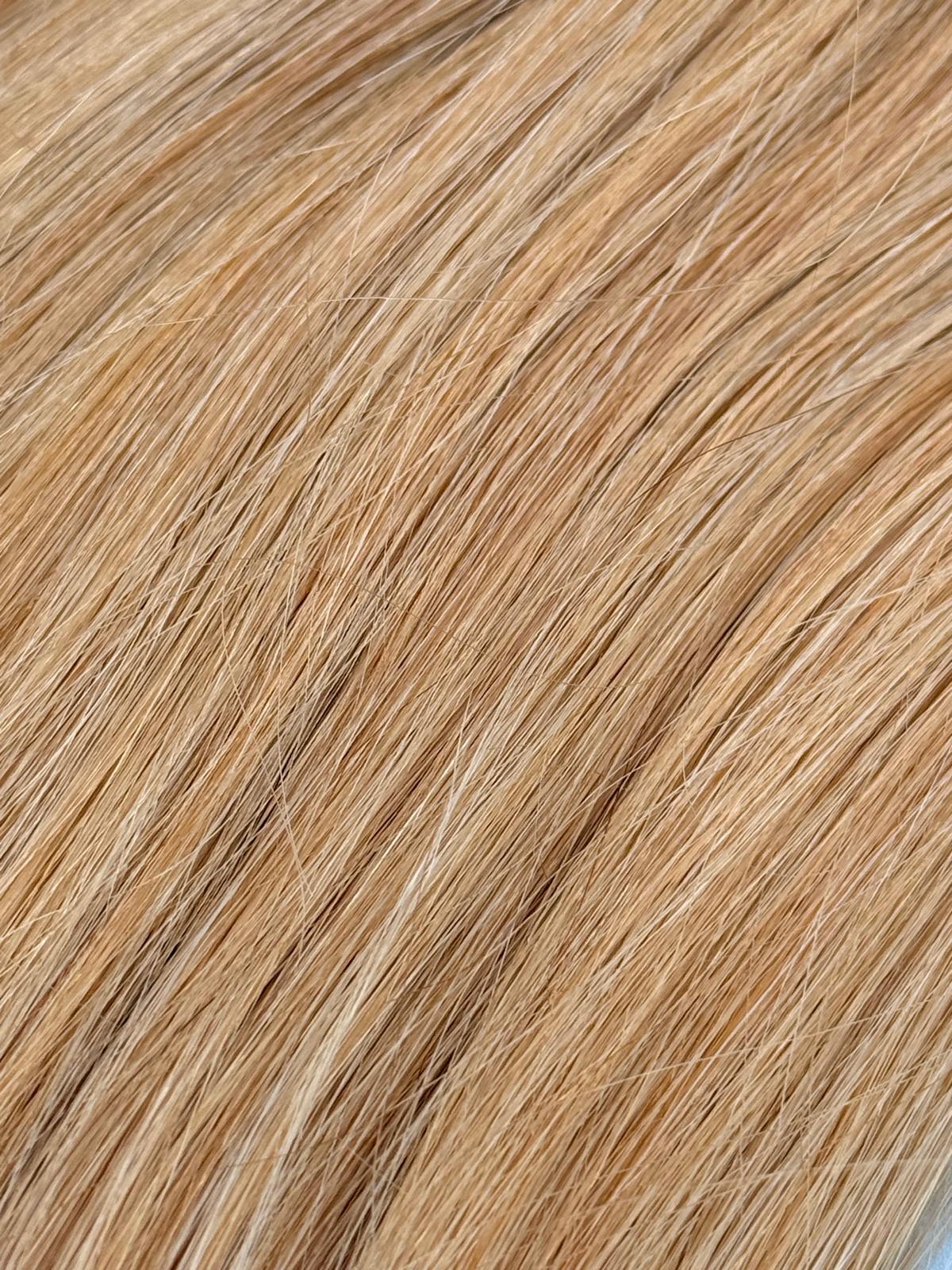 Nahaufnahme der Echthaar-Struktur von Machine Weft Tressen in Beigeblond-Gold