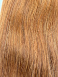 Nahaufnahme der Echthaar-Struktur von Machine Weft Tressen in Dunkel-Light-Blond