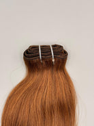 Nahaufnahme der Tressennaht einer Machine Weft in Dunkel-Light-Blond von ROVIA Hair
