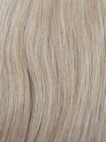 Nahaufnahme der Echthaar-Struktur von Machine Weft Tressen in Goldblond