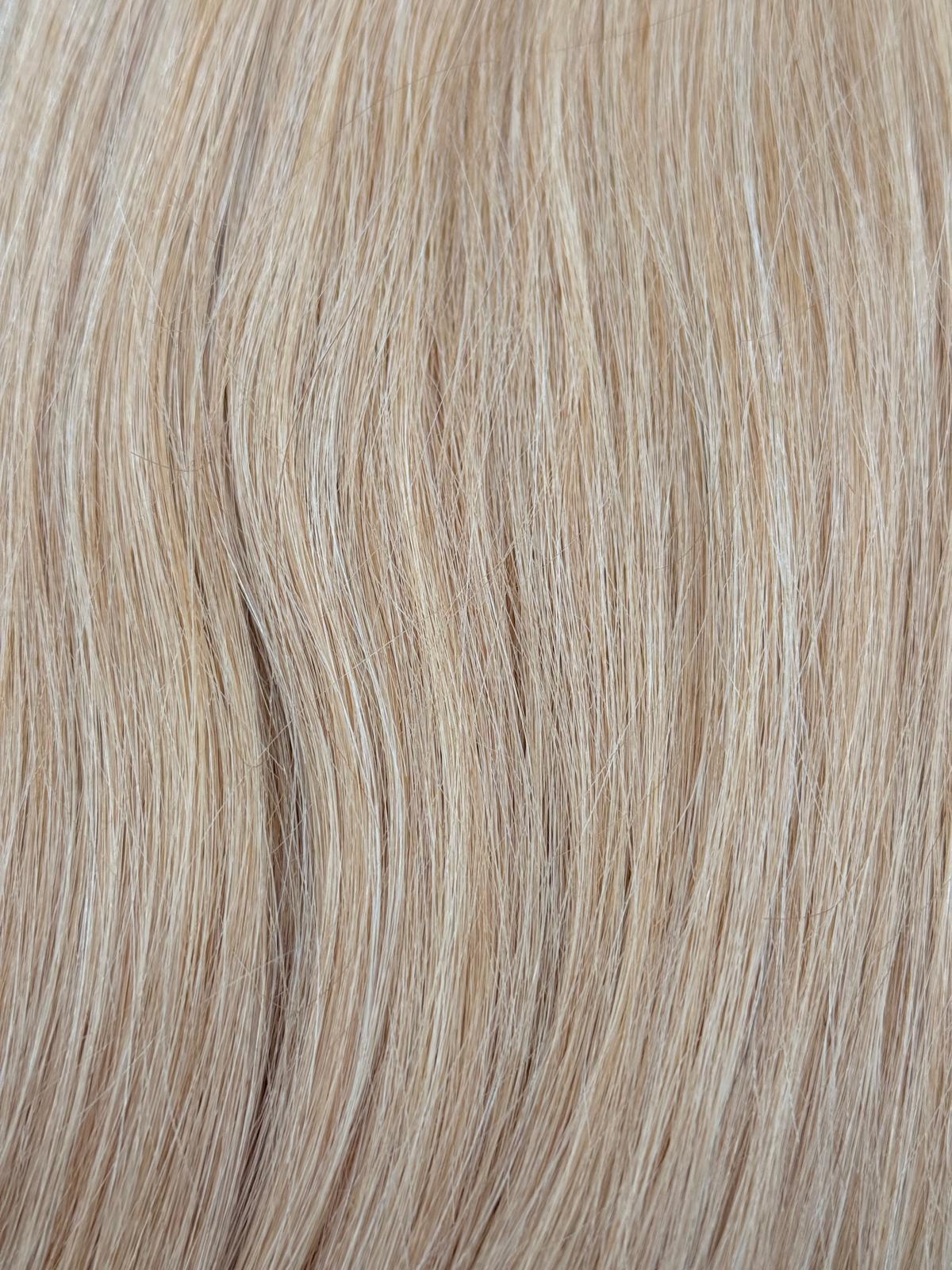 Nahaufnahme der Echthaar-Struktur von Machine Weft Tressen in Goldblond
