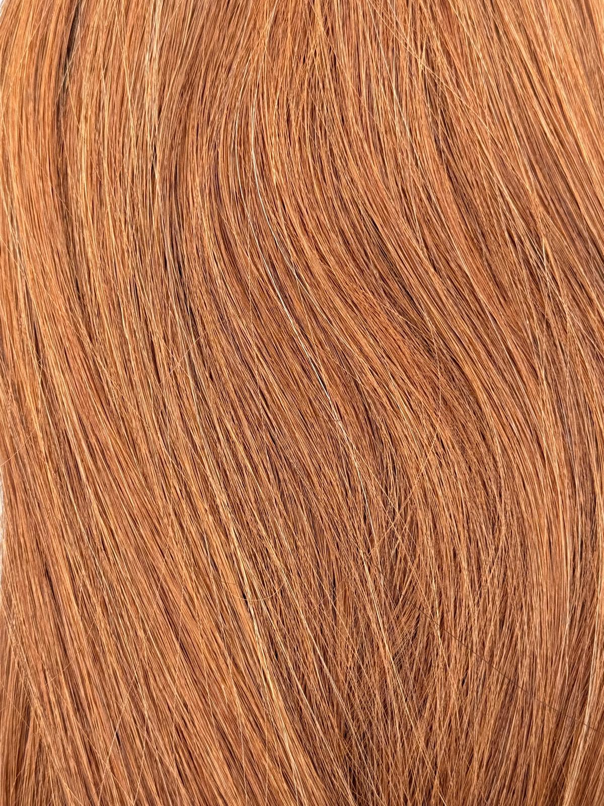 Nahaufnahme der Echthaar-Struktur von Tape In Extensions in Dunkel-Light-Blond