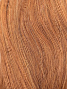 Nahaufnahme der Echthaar-Struktur von Tape In Extensions in Dunkel-Light-Blond