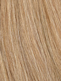 Nahaufnahme der Echthaar-Struktur von Tape In Extensions in Gold-Sand-Blond