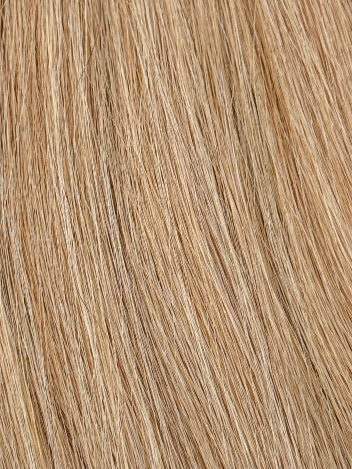 Nahaufnahme der Echthaar-Struktur von Tape In Extensions in Gold-Sand-Blond