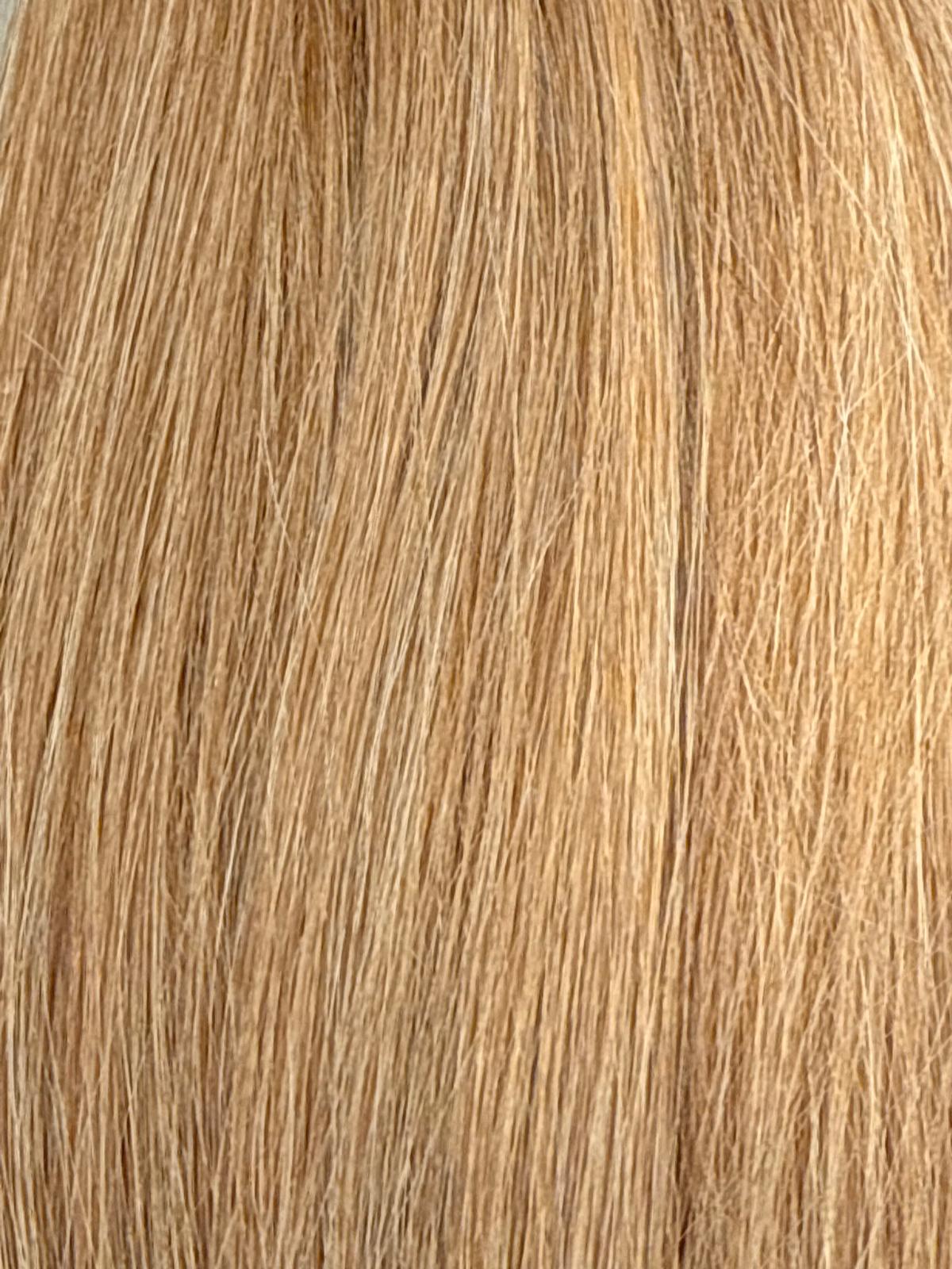 Nahaufnahme der Echthaar-Struktur von Tape In Extensions in Golden-Beige-Blond