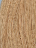 Nahaufnahme der Echthaar-Struktur von Tape In Extensions in Hellblond-Asch