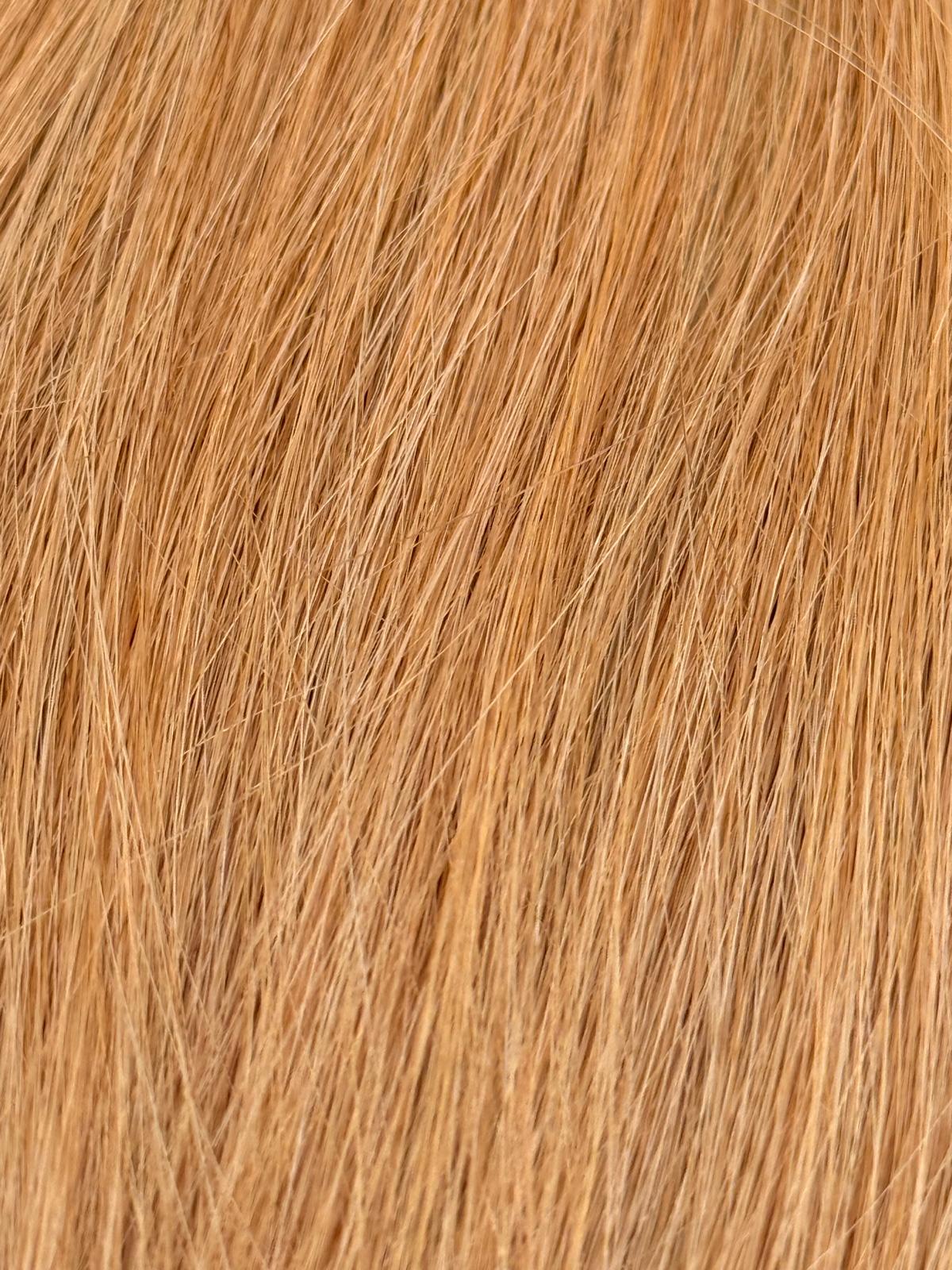 Nahaufnahme der Echthaar-Struktur von Bonding Extensions in Beigeblond-Gold