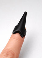 Silikon-Fingerhut am Zeigefinger getragen für Schutz und Grip beim Extensions-Weaving – Rovia Hair