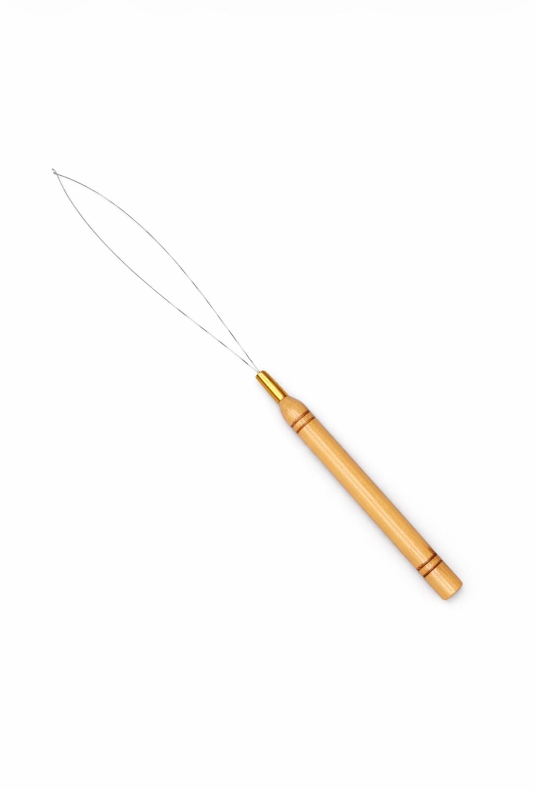 Micro Loop Schlaufennadel mit Holzgriff zum Einarbeiten von Extensions – Rovia Hair