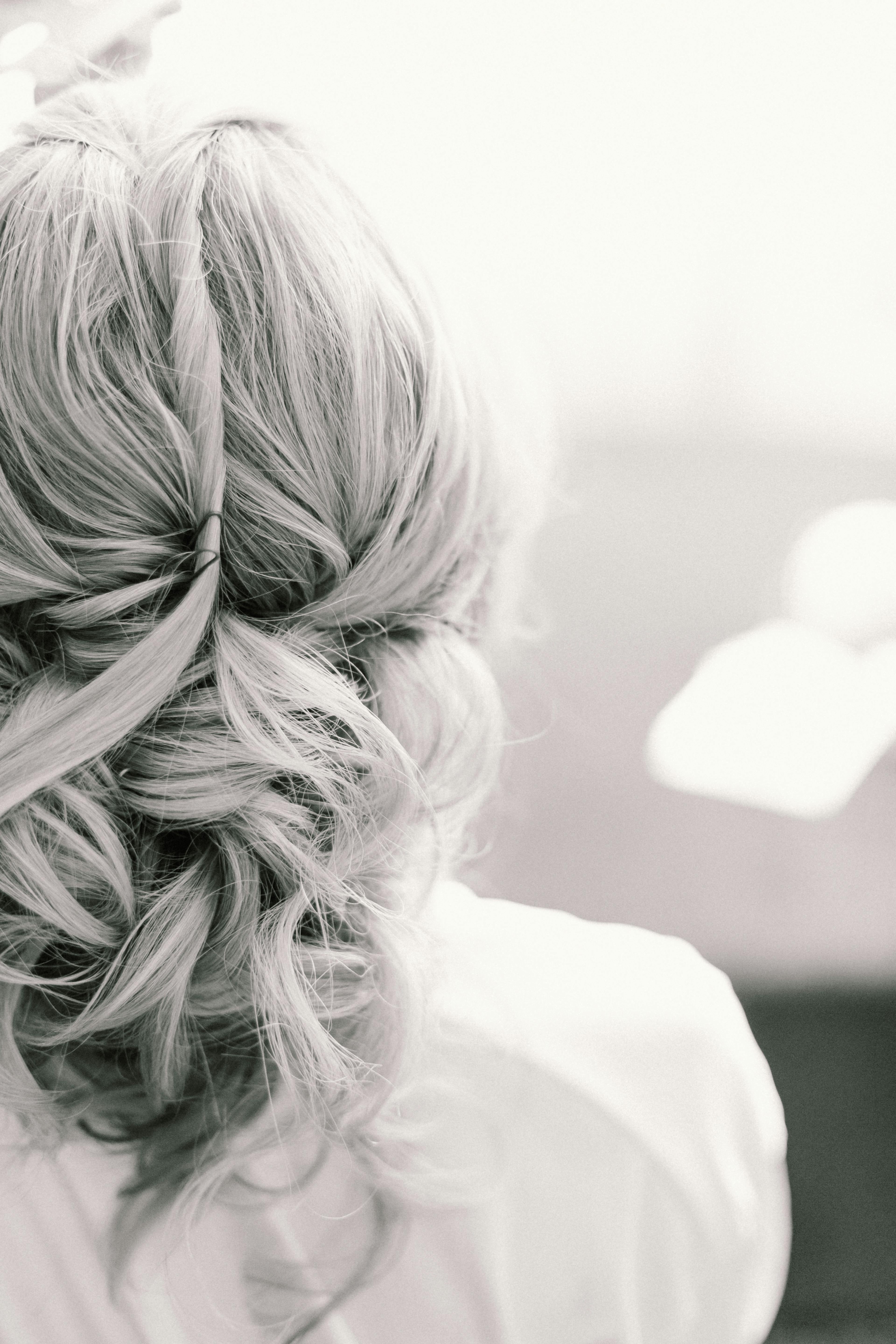 Detailaufnahme einer eleganten Hochsteckfrisur mit blondem Haar – Sichtbares Volumen und Fülle durch professionelle Haarverdichtung und Extensions von Rovia Hair Basel.