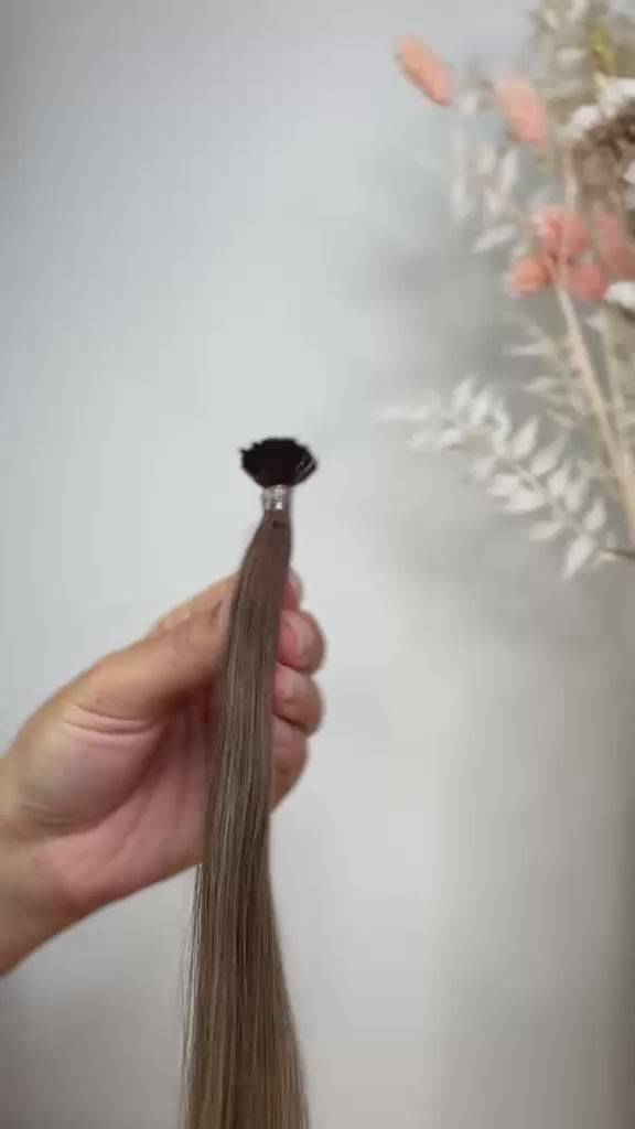 Bonding Extensions in Dunkelblond-Light und Hellblond-Natur von ROVIA Hair Basel im Video