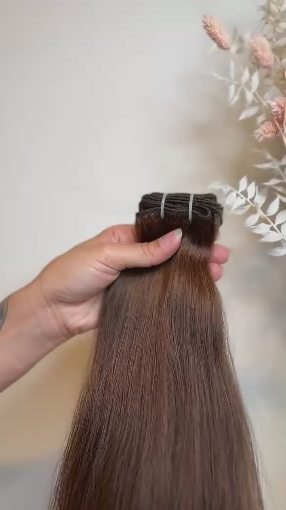 Machine Weft Tressen in Mittelbraun aus Echthaar von ROVIA Hair Basel im Video