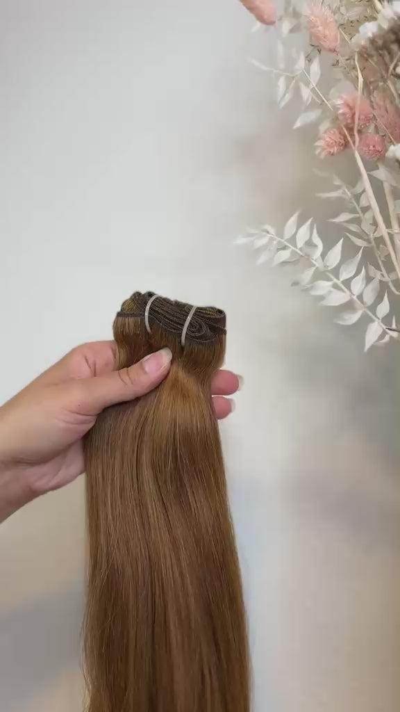 Machine Weft Tressen in hellem Kupferblond aus Echthaar von ROVIA Hair Basel im Video
